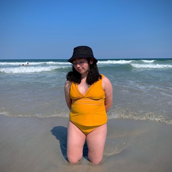 Meet your Posher, Britney - Picture 3 of 3